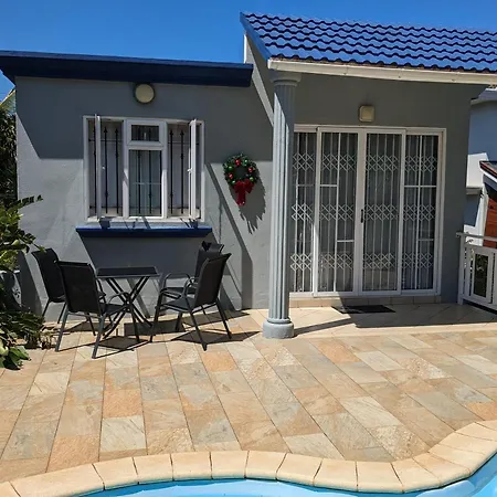 Captains Quarters Poolside Villa Flic en Flac Exterior photo